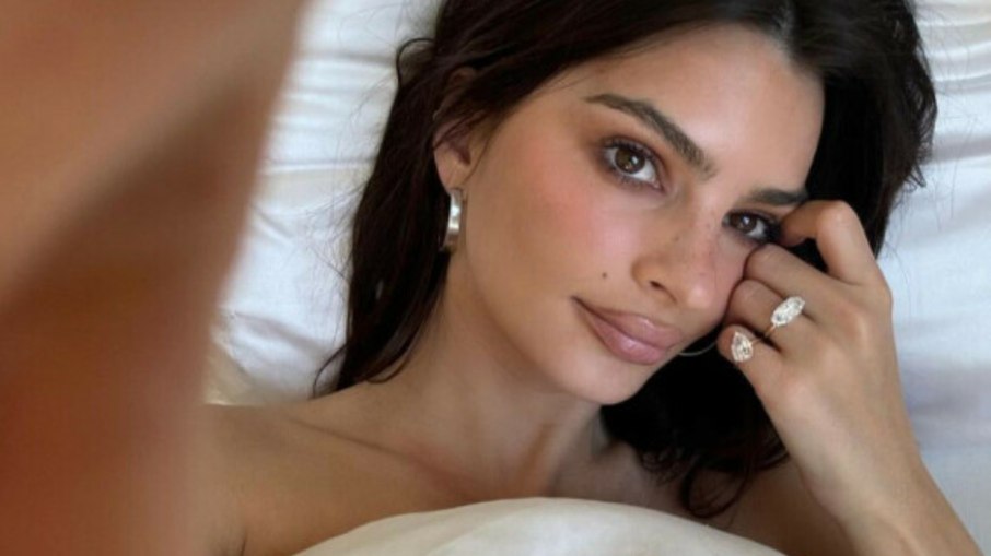 Emily Ratajkowski se declara ao RJ em visitante ao Brasil