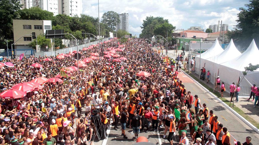 Blocos agitam último final de semana de pré-carnaval; veja fotos