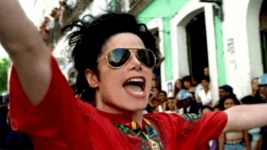 Varão explora morada abandonada de Michael Jackson; assista