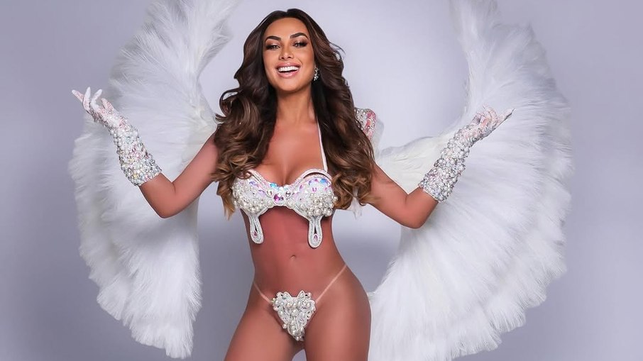 Em clima de Carnaval, Nicole Bahls posa no estilo Angel: ‘Linda’