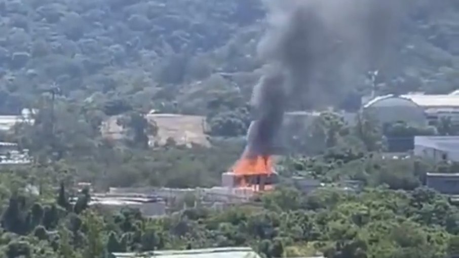 Incêndio de grandes proporções atinge cidade cenográfica da Orbe