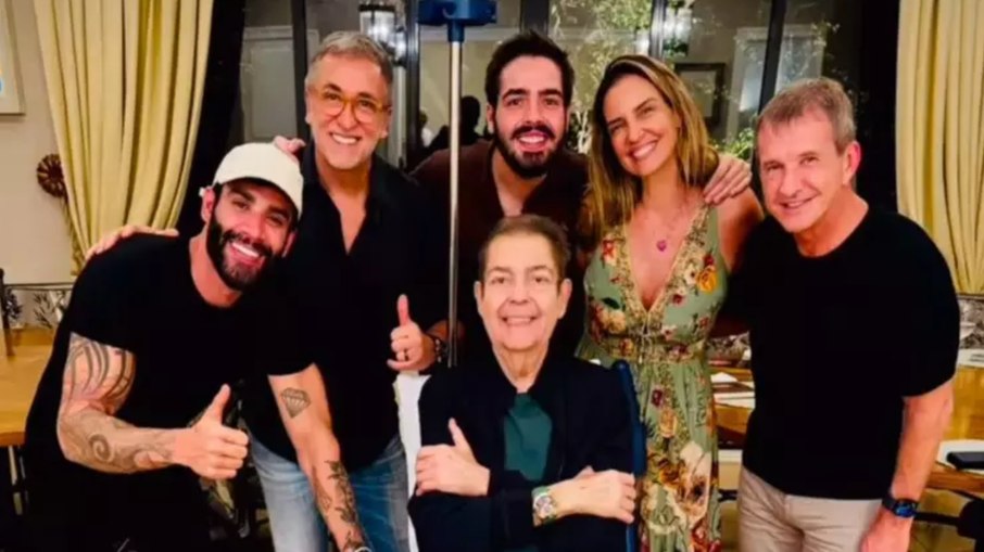 Gusttavo Lima visitante Faustão, que aparece em cadeira de rodas