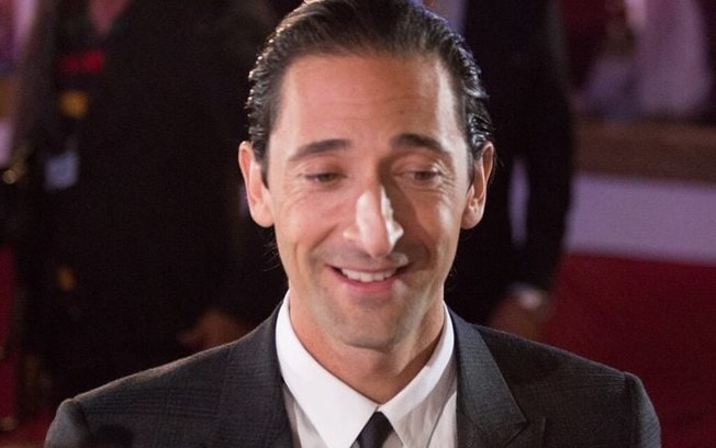 Oscar 2025: gesto de Adrien Brody com chiclete gera críticas nas redes sociais