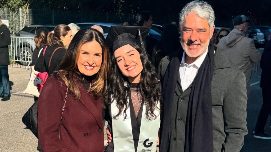 Bonner e Fátima Bernardes tietam filha em formatura na França