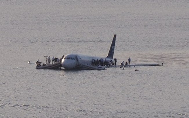 Resgate no rio Hudson: Incrível imagem de passageiros nas asas do avião correu o mundo