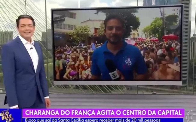 Repórter da Mundo é surpreendido por coro de foliões ao vivo;veja